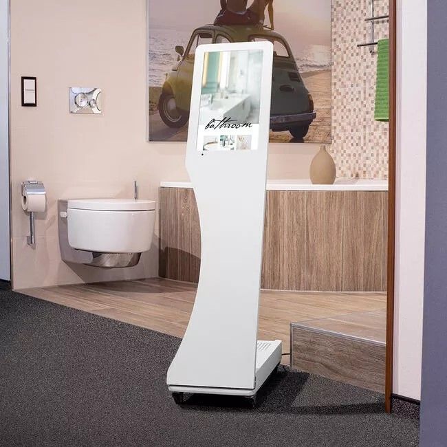 Digitales Werbedisplay mit Touchscreen im Sanitärfachhandel