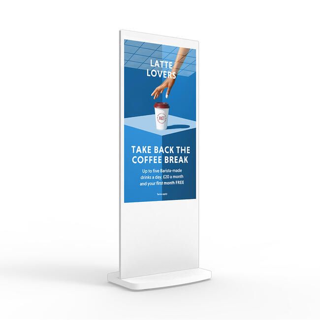 Digitale Werbetafel mit Kaffeewerbung im Innenbereich